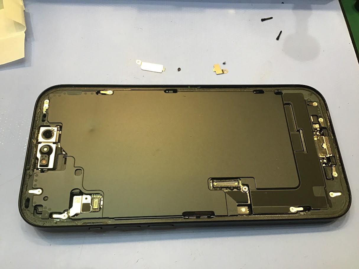 iPhone15の画面交換ならデータそのまま最短即日お渡しのスマホ修理工房セレオ甲府店へお問い合わせ下さい！